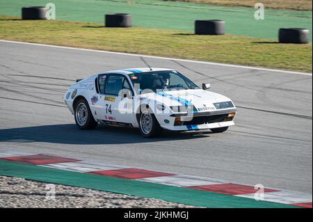 Barcellona, Spagna; 20 dicembre 2021: Vettura Alpine Renault A310 V6 Racing sul tracciato di Montmelo Foto Stock