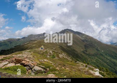 Sentiero escursionistico fino al crocevia sommitale delle Glanderspitze, conduce oltre la Gegenwartskapelle, stazione di montagna Venet, Zams, Tirolo, Austria. Foto Stock