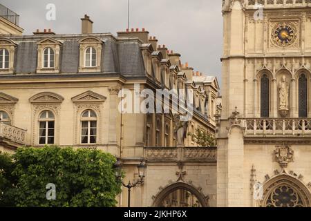 Un primo piano della facciata di un edificio in stile francese con balconi a Parigi, Francia Foto Stock