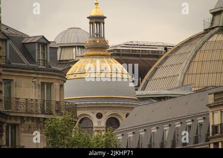 Un primo piano della cupola delle Beaux-Arts e degli edifici in stile francese a Parigi, Francia Foto Stock