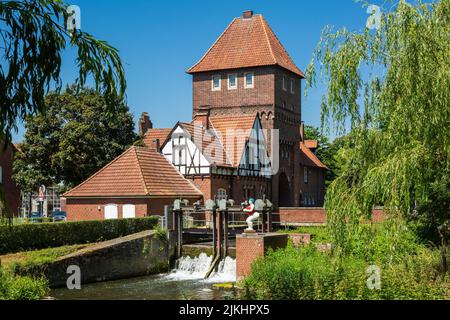 Germania, Coesfeld, Berkel, Baumberge, Muensterland, Westfalia, Renania settentrionale-Vestfalia, Walkenbrueckentor con il museo della città 'Das Tor' al fiume Berkel, ex fortificazione della città, edifici in mattoni, legno a metà, scultura 'Badende' di Winfried Nimphius allo stramazzo Foto Stock