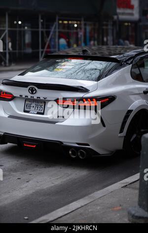 Una ripresa verticale di una Toyota Camry parcheggiata a Midtown, New York City, Stati Uniti d'America Foto Stock