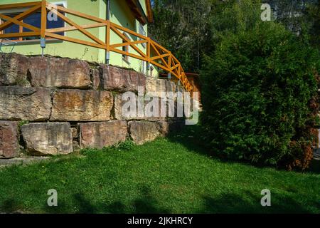 Una vista panoramica di un cortile di una casa con erba verde e alberi Foto Stock