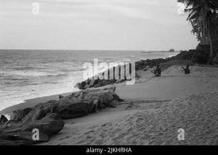 Un colpo bianco nero in Sri Lanka Wennappuwa spiaggia due pescatori pesca Foto Stock