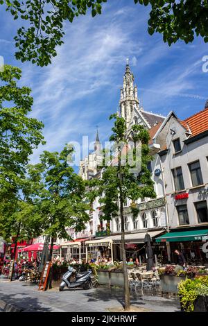 Un'immagine verticale delle facciate storiche dell'edificio fiammingo ad Anversa, Belgio Foto Stock