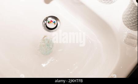 Dentifricio con sangue nel sink. Sangue quando si spazzolano i denti. Sangue nella schiuma Foto Stock