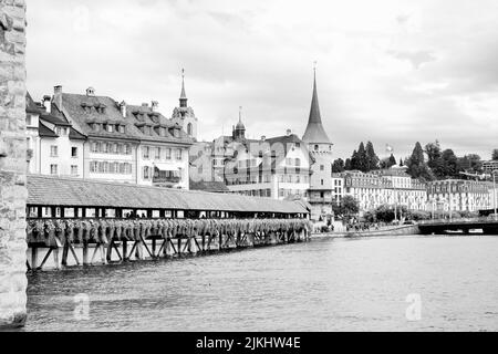 Famoso ponte della Cappella a Lucerna in una bella giornata estiva, la Svizzera Foto Stock