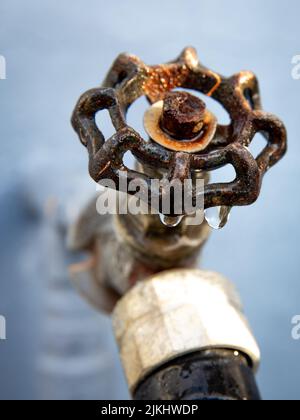 Primo piano ripresa verticale di una vecchia valvola rustica Foto Stock