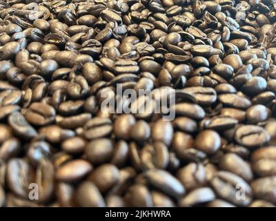 Un primo piano di chicchi di caffè dopo la tostatura e pronti per la macinatura Foto Stock