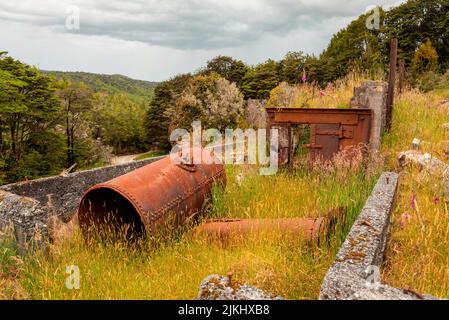 Rimane nel paesaggio di una vecchia fabbrica mineraria nella città fantasma di Waiuta, Isola del Sud della Nuova Zelanda Foto Stock