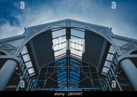 Un'immagine dall'angolo basso dell'edificio a Charlestown Newcastle Foto Stock