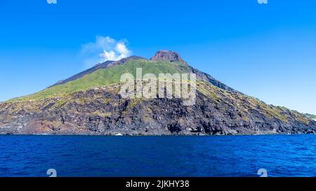 Un'immagine del vulcano attivo in corrispondenza delle isole Lipari Italia Foto Stock