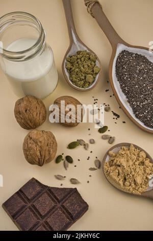 Probiotici e supercibi: Kefir, chia, proteine della canapa, cioccolato fondente maca, noci, semi di zucca e girasole. Foto Stock