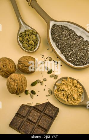 Probiotici e supercibi: Kefir, chia, proteine della canapa, cioccolato fondente maca, noci, semi di zucca e girasole. Foto Stock