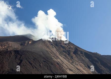 Un'immagine del vulcano attivo in corrispondenza delle isole Lipari Italia Foto Stock