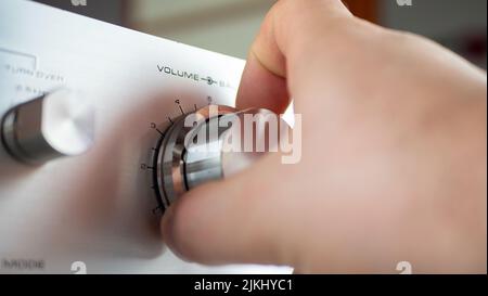 Music Center. Ascolto di musica sugli amplificatori. Alzare il volume. Foto Stock