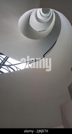 Una vista ad angolo basso di un moderno edificio a spirale Foto Stock