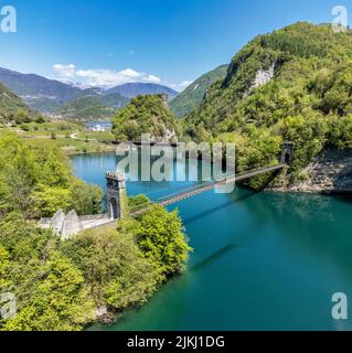 Italia, Veneto, provincia di Belluno, comune di Arsiè, Rocca. Vista sul lago di Corlo e sul ponte sull'acqua Foto Stock