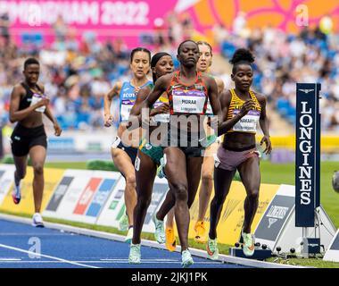 Birmingham, Regno Unito. Birmingham, Regno Unito. 2nd agosto 2022; Alexander Stadium, Birmingham, Midlands, Inghilterra: Giorno 5 dei Giochi del Commonwealth 2022: Mary Moraa (KEN) e Halimah Nakaayi (UGA) conducono il dopo un giro di calore uno di Round One in the Women's 800m Credit: Action Plus Sports Images/Alamy Live News Credit: Action Plus Sports Images/Alamy Live News Foto Stock