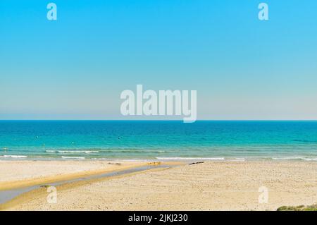 Spiaggia sabbiosa vuota, acque turchesi di colore chiaro del Mar Mediterraneo e cielo nuvoloso blu durante la giornata estiva di sole, idilliaco scenario aereo scatto. Costa B Foto Stock