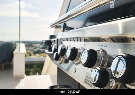 Acciaio inossidabile gas barbecue grill barbecue. La cottura della carne, pesce, verdure in estate raduni, nessun popolo Foto Stock