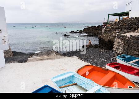 Lanzarote, Spagna - Agosto 7,2018:Vista della piccola cittadina di Punta Mujeres sull'isola di Lanzarote famosa per le sue piscine naturali durante un clo Foto Stock