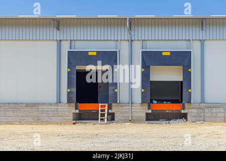 Scala in legno al molo di carico Porte magazzino edificio esterno Foto Stock