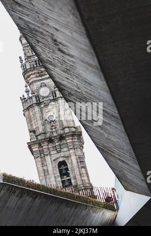 Un tiro in scala di grigi a basso angolo della Igreja dos Clerigos, chiesa cattolica a Porto, Portogallo Foto Stock