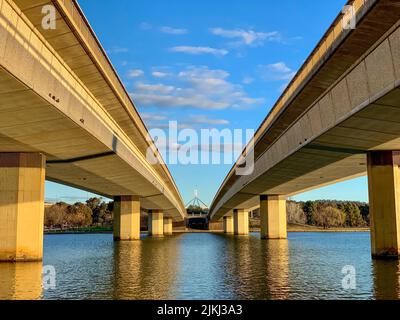 Un ponte sul lago, Commonwealth Avenue Bridge, Canberra Australia Foto Stock