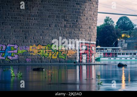 Un'immagine di Graffiti sotto il Ponte di Carola Foto Stock