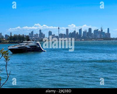 Sydney Harbour Landscape, crociera in yacht e vista del CBD di Sydney sul mare sotto il cielo blu Foto Stock