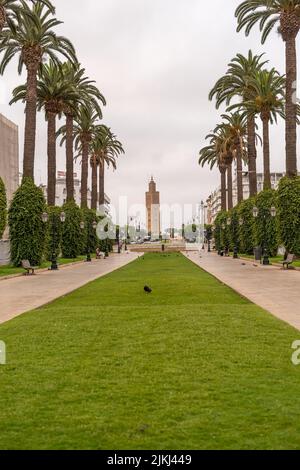 Moschea a Rabat accanto alla stazione ferroviaria principale all'aperto Foto Stock