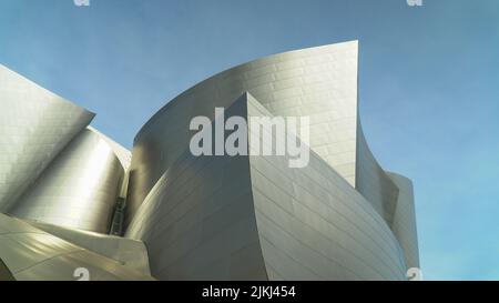 Una vista laterale del moderno edificio della Walt Disney Concert Hall in una giornata di sole Foto Stock