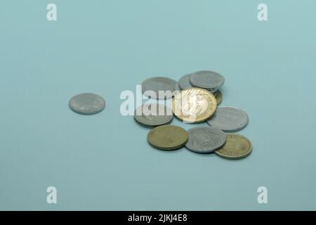 Le monete indiane da 1, 5, 10 rupie su sfondo blu Foto Stock