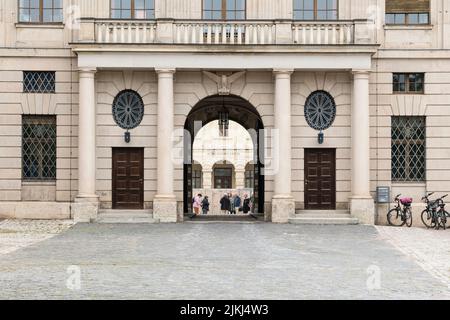 Weimar, Turingia, castello con museo del castello, gruppo di visitatori nel cortile Foto Stock