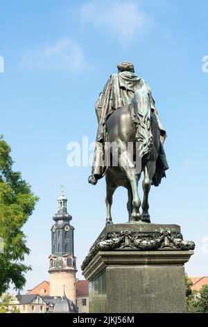 Weimar, Turingia, Piazza della democrazia, Carl-August-Monument, dietro il castello Foto Stock