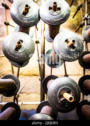 Spole storiche vuote per la tessitura di macchine industriali presso il museo Strutts North Mill di Belper, Derbyshire. Maggio 2018 Foto Stock