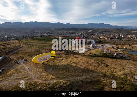 Un colpo aereo di aerostati che volano sulla città di Calvillo ad Aguascalientes, Messico Foto Stock