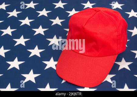 Cappello di tipo Red MAGA con area anteriore vuota sulla bandiera statunitense Stars and Stripes. Per le elezioni presidenziali del 2024 dei Repubblicani, le elezioni americane, la Red Wave degli Stati Uniti. Foto Stock