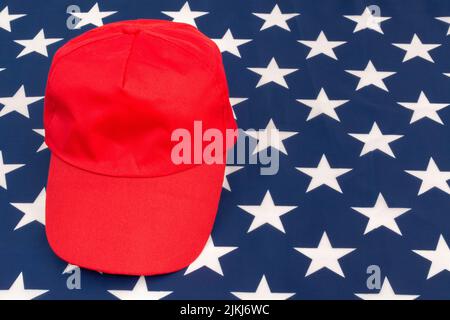 Cappello di tipo Red MAGA con area anteriore vuota sulla bandiera statunitense Stars and Stripes. Per le elezioni presidenziali del 2024 dei Repubblicani, le elezioni americane, la Red Wave degli Stati Uniti. Foto Stock