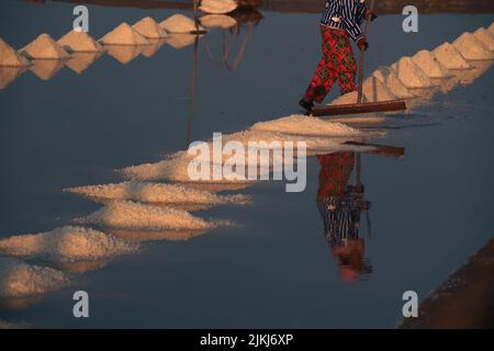 Il lavoratore che raccoglie il sale manualmente in Kampot, Cambogia Foto Stock