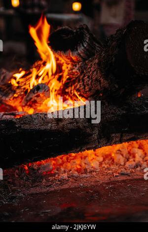 Un colpo verticale di fuoco bruciato nel camino Foto Stock