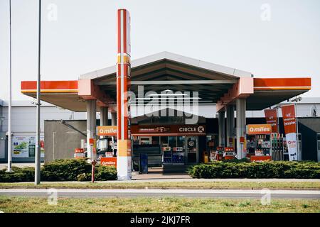 Una stazione di servizio Circle K con un piccolo negozio a Poznan, Polonia Foto Stock