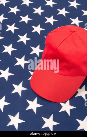 Cappello di tipo Red MAGA con area anteriore vuota sulla bandiera statunitense Stars and Stripes. Per le elezioni presidenziali del 2024 dei Repubblicani, le elezioni americane, la Red Wave degli Stati Uniti. Foto Stock