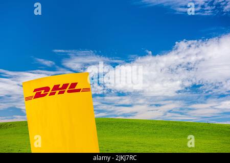 Pubblicità e segnaletica aziendale della società DHL Foto Stock