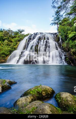 Uno scatto verticale della bella cascata Owharoa Falls, Nuova Zelanda Foto Stock