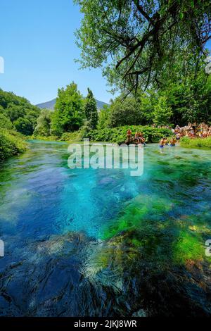 Muzina, Albania - i turisti bagnano a Syri i Kaltër, L'OCCHIO BLU è la fonte d'acqua più abbondante del paese con 6 ö³/s, situato a metà strada tra le città più grandi di Saranda sulla costa e Gjirokastra entroterra. Foto Stock