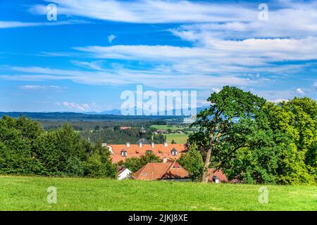 Germania, Baviera, Tölzer Land, Eurasburg, il castello di Eurasburg contro Wendelstein, vista dalla collina del castello Foto Stock