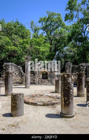 Butrint, Ksamil, Albania - il Battistero, il battistero del 5th secolo, nell'antica Butrint, patrimonio dell'umanità rovinato Città di Butrint. Foto Stock