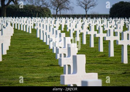 Le croci su tombe militari di soldati caduti al cimitero americano Foto Stock